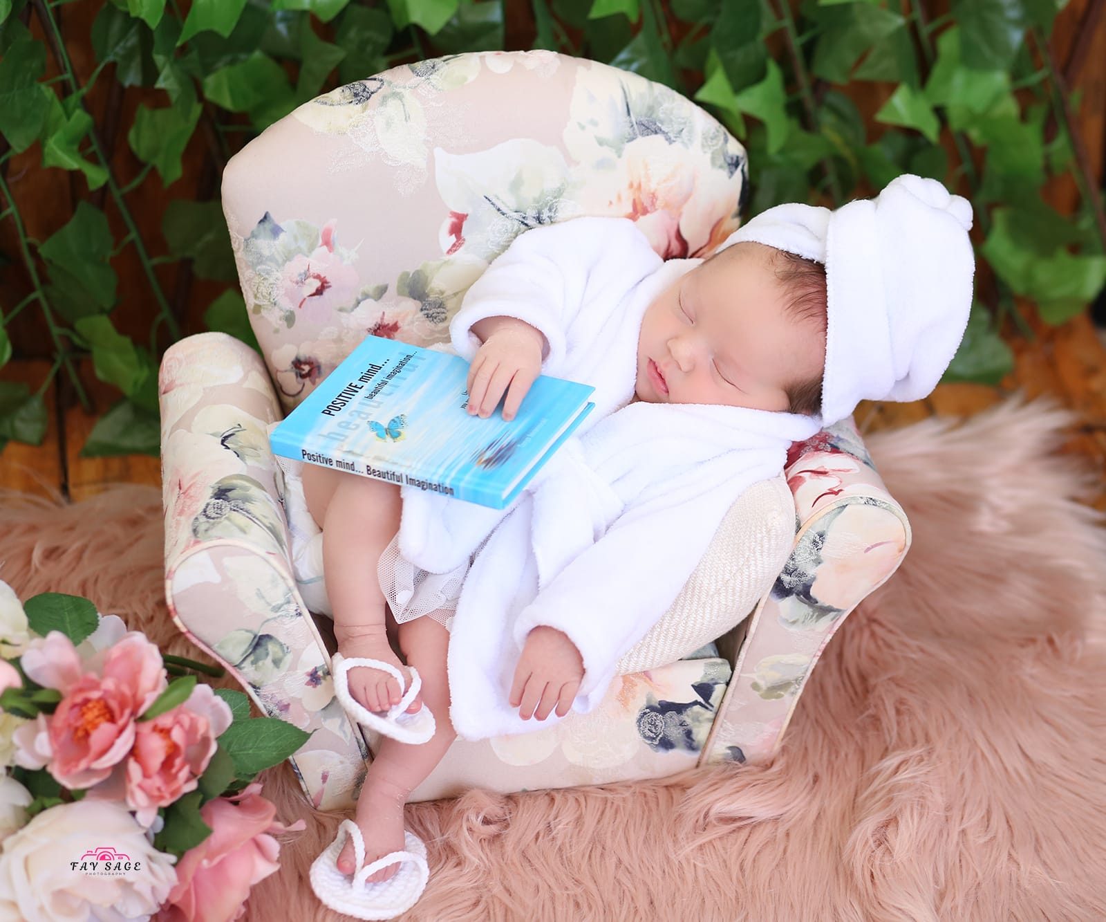 Preview of the free newborn photography preparation guide